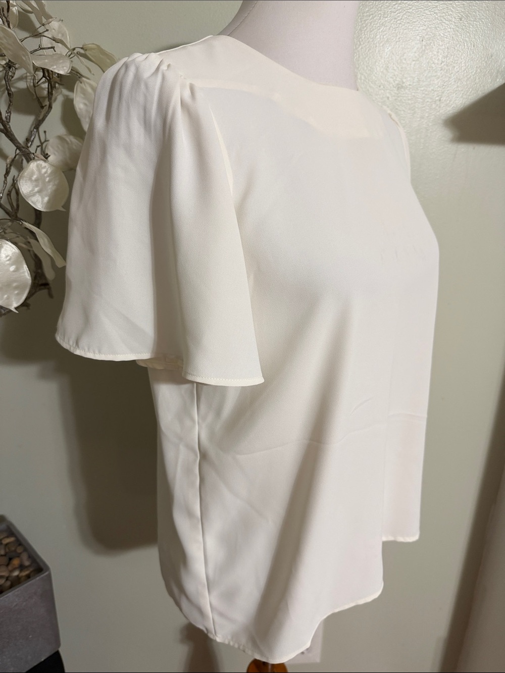 Ann Taylor Cream Short Flutter Sleeve Blouse - Picture 2 of 5